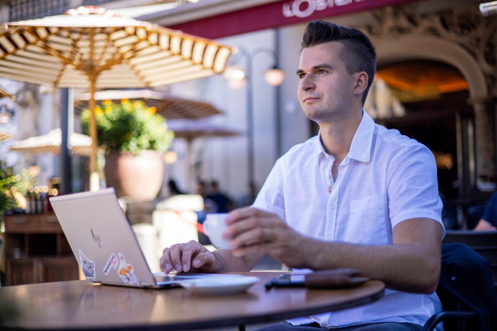 Christian Baumann, Gründer von FrameZero, am Laptop in Regensburg